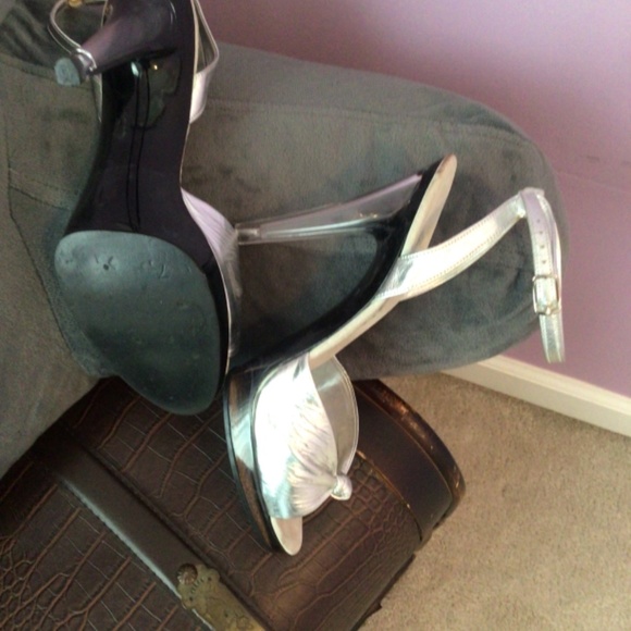 Cinderella’s Silver Heels 4 1/2” ‘glass’ heel w 1/2” platform, like new. Size7 - Picture 3 of 4